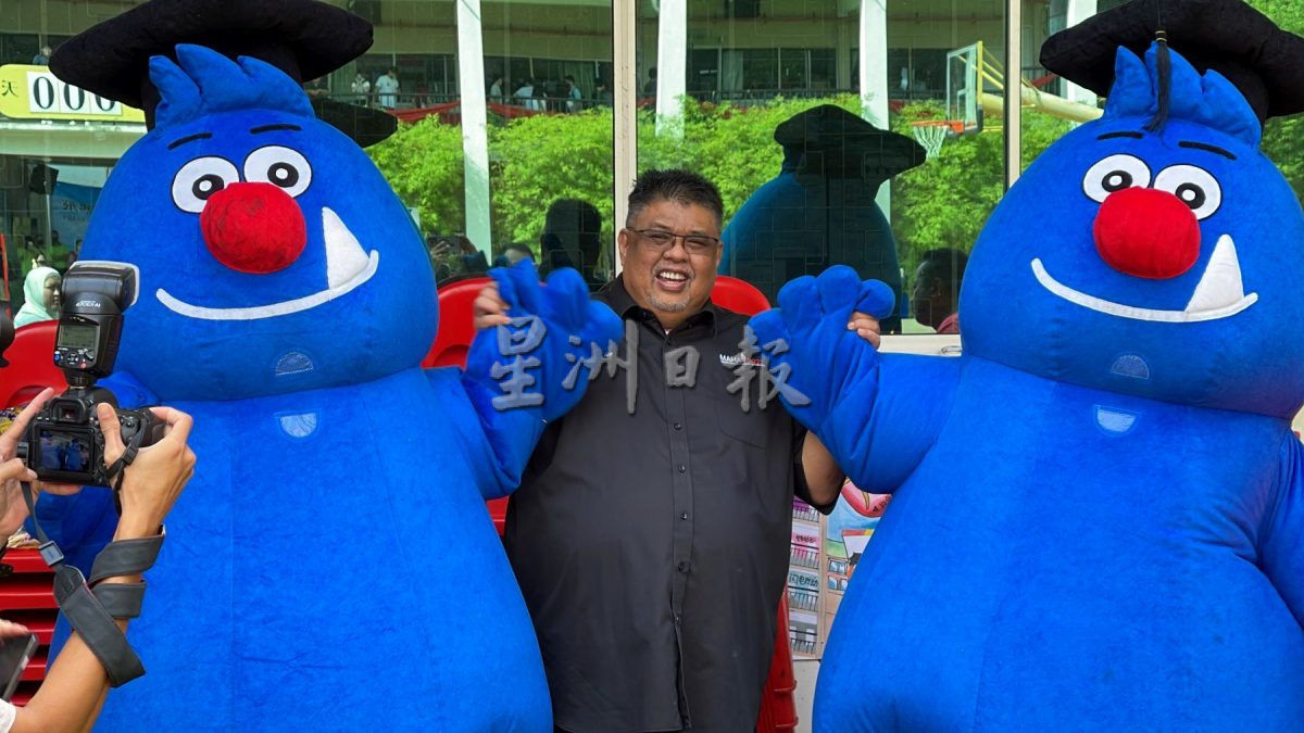 （古城封面主文）首次出席培风校庆·首长送上贺礼