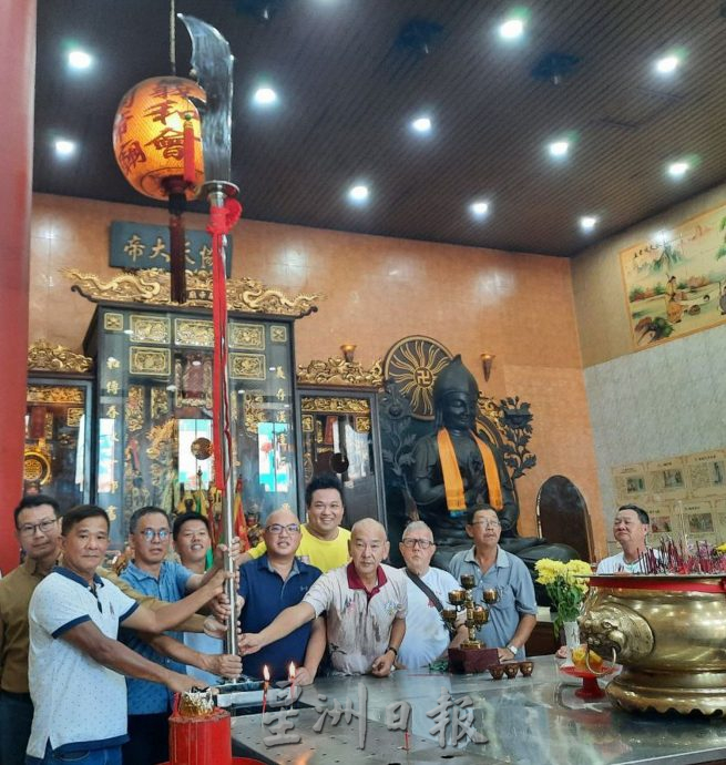 (古城封面副文)善信捐赠甲州最大白钢关公青龙偃月刀于关帝庙