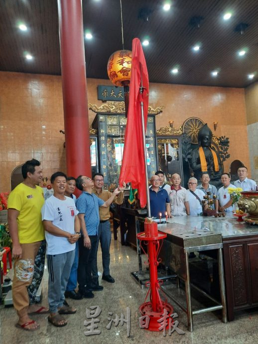 (古城封面副文)善信捐赠甲州最大白钢关公青龙偃月刀于关帝庙