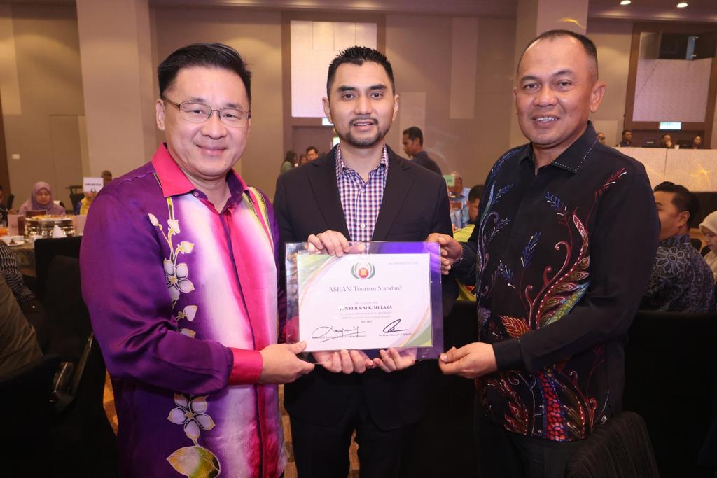 (古城封面副文)鸡场街文化坊获颁《东盟社区旅游大奖》