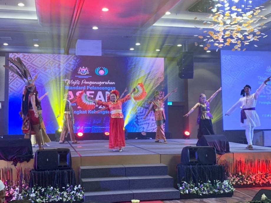 (古城封面副文)鸡场街文化坊获颁《东盟社区旅游大奖》