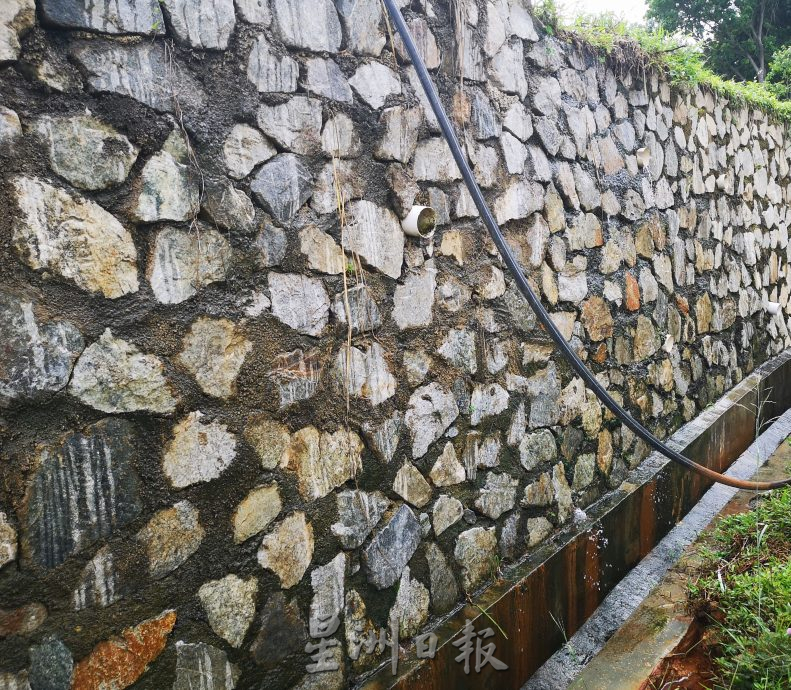 （古城版）工业区沟崩沟水流过旁边住宅区防崩墙，忧长期下去发生防崩墙崩塌事件