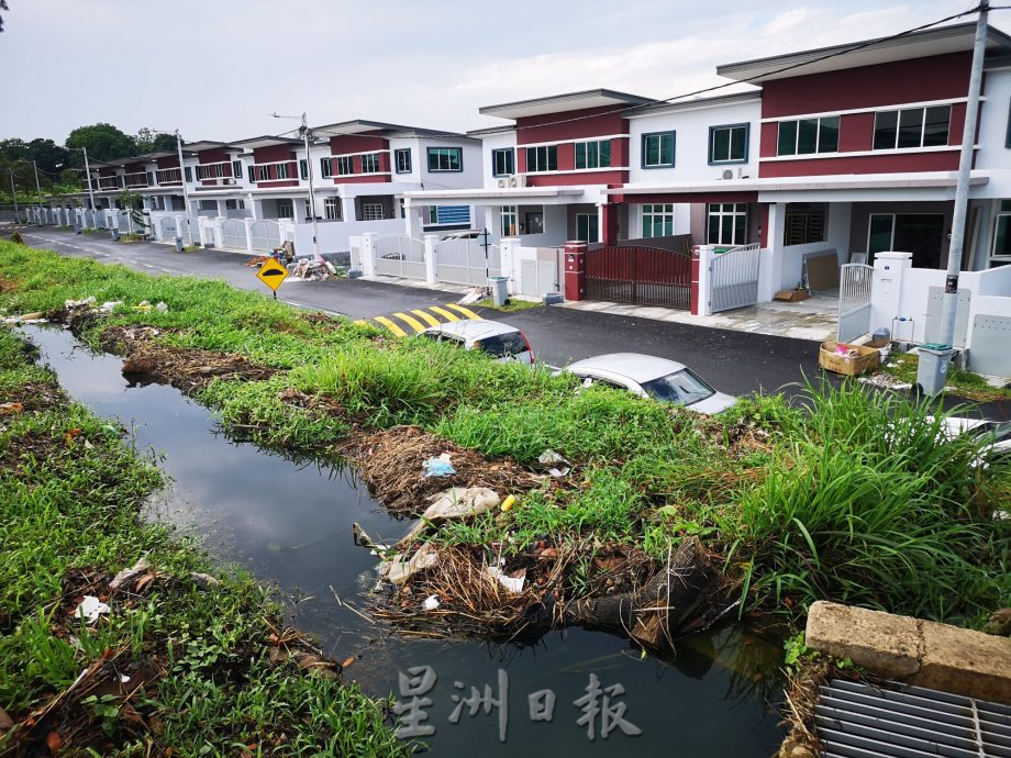 （古城版）工业区沟崩沟水流过旁边住宅区防崩墙，忧长期下去发生防崩墙崩塌事件