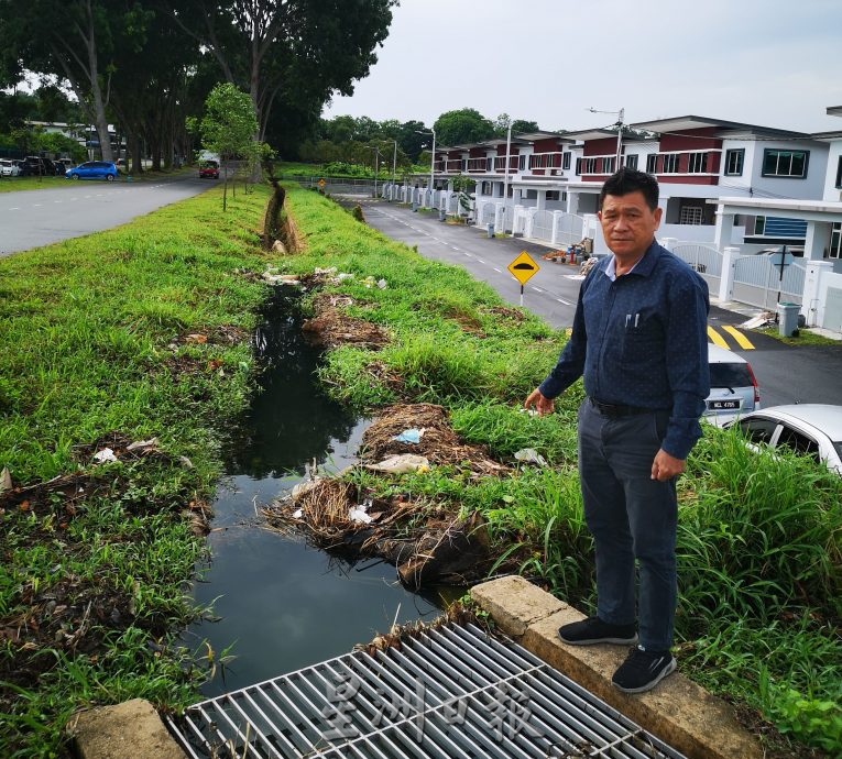 （古城版）工业区沟崩沟水流过旁边住宅区防崩墙，忧长期下去发生防崩墙崩塌事件