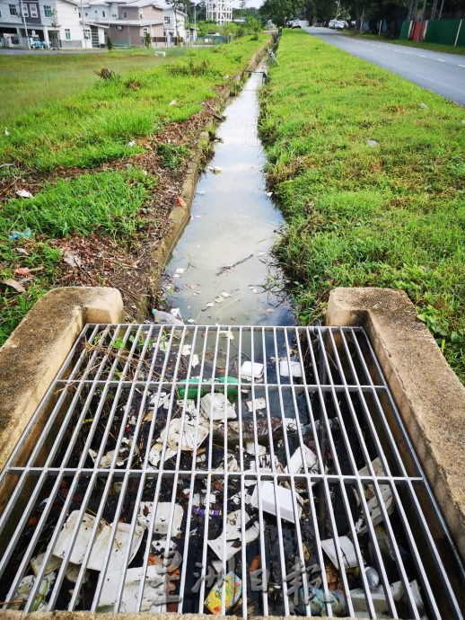 （古城版）工业区沟崩沟水流过旁边住宅区防崩墙，忧长期下去发生防崩墙崩塌事件