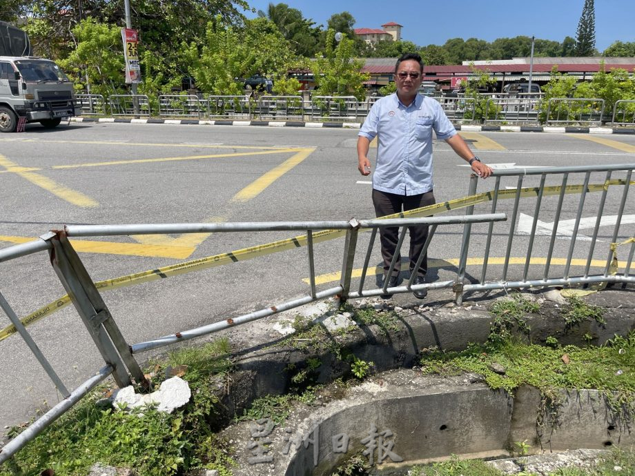 （古城版）铁栏杆多次被撞毁·新河花园路口改装防护栏