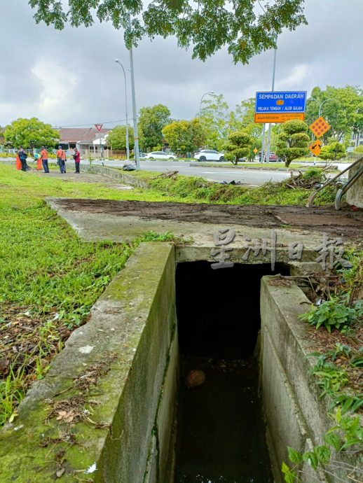 (古城第三版主文)万佳市防洪沟排水慢·洋灰加盖难清理