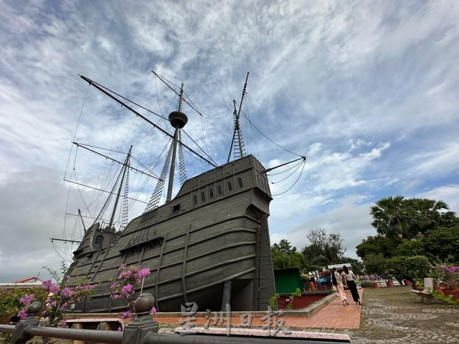 （古城第三版主文）甲河广场检疫大厦走道被阻 民众游客需绕道而行