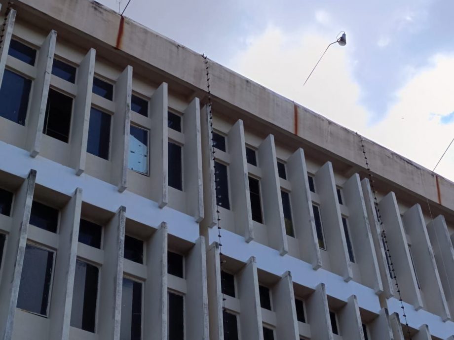 （古城第三版主文）祈安律商店部分招牌脱落 梁证法促业者定期检查及维修