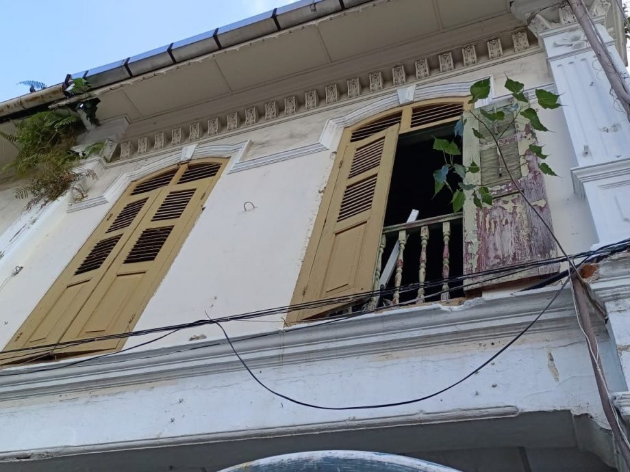 （古城第三版主文）祈安律商店部分招牌脱落 梁证法促业者定期检查及维修