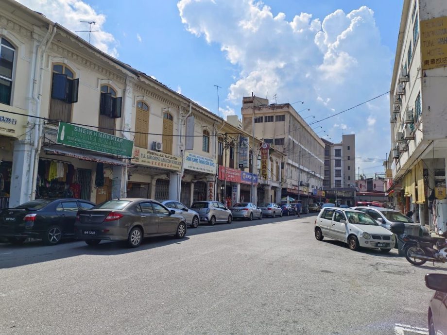 （古城第三版主文）祈安律商店部分招牌脱落 梁证法促业者定期检查及维修