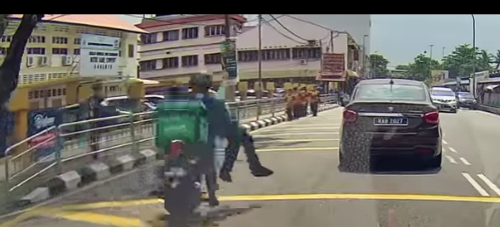 (古城第三版主文)被撞飞的圣母女中学生身体无碍