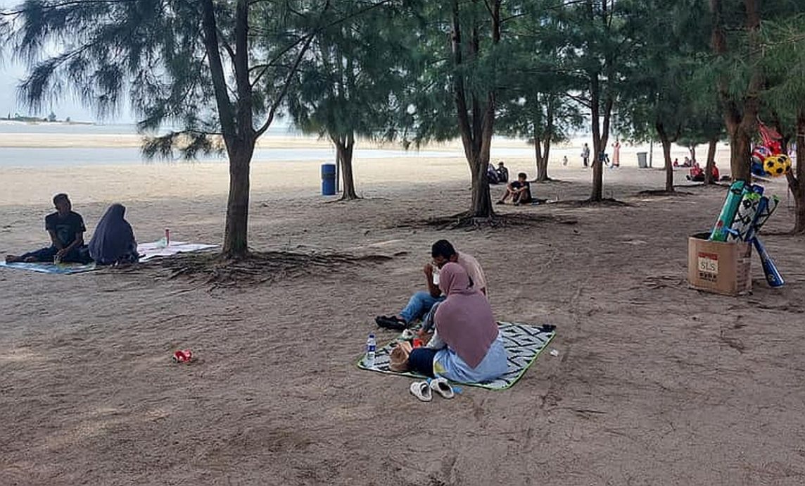 (古城第三版主文)霸占海边停车格的餐车将被移走
