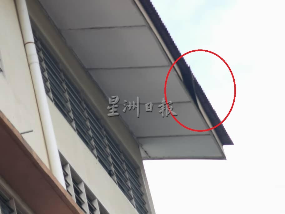 （古城第二版主文）晋巷华小凉棚被风吹倒 所幸没伤及人命