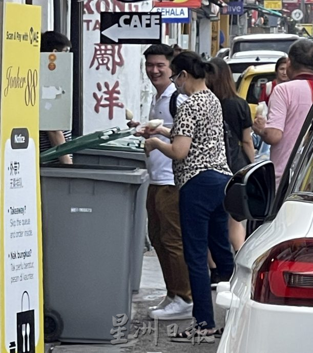 （古城第二版主文）老街获分配垃圾桶日清三次·舒缓垃圾囤积路面问题