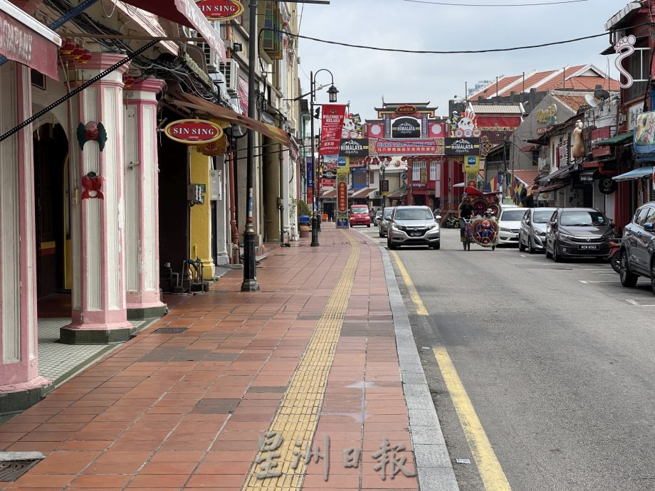 (古城第二版主文)老街获分配垃圾桶日清三次·舒缓垃圾囤积路面问题
