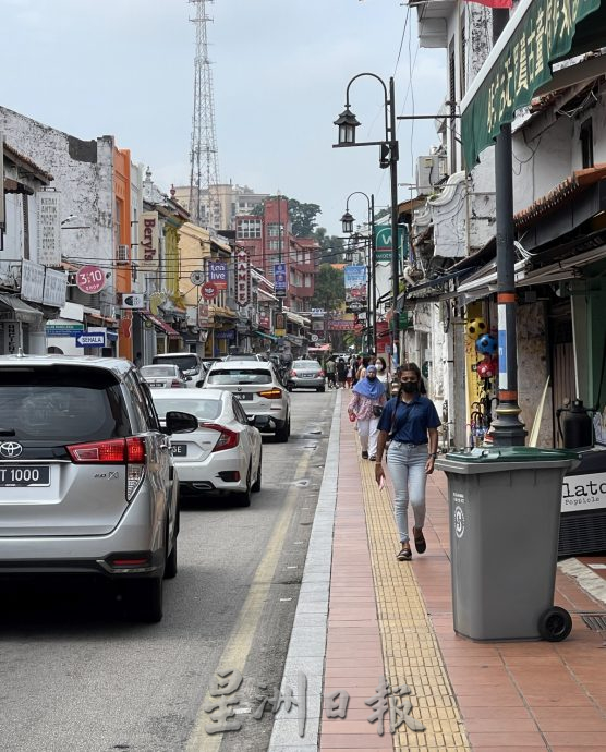 （古城第二版主文）老街获分配垃圾桶日清三次·舒缓垃圾囤积路面问题