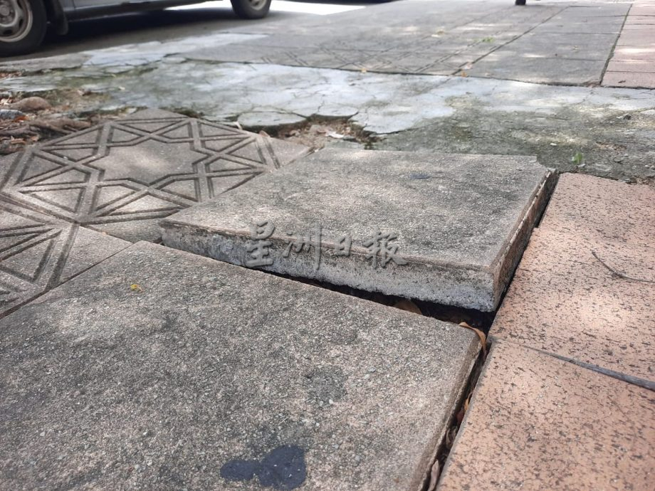 (古城第二版主文)马六甲拉也走道成行人陷阱