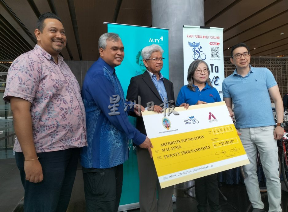 20名外科医生为慈善骑行90公里