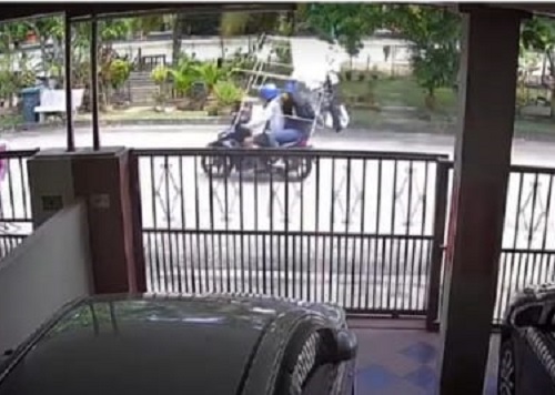 (大北马)2名男子共乘一辆摩托车偷走在屋外的不锈钢晒衣架