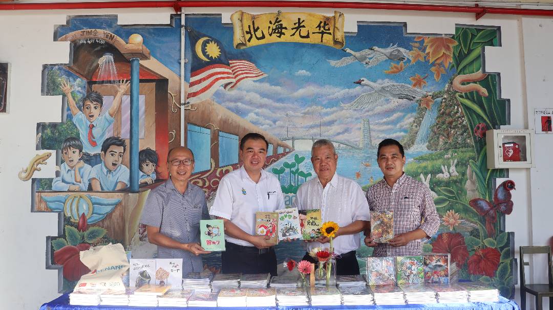 (大北馬)孫意志撥出1萬5000令吉添購各類書籍,分捐選區內4所華小。