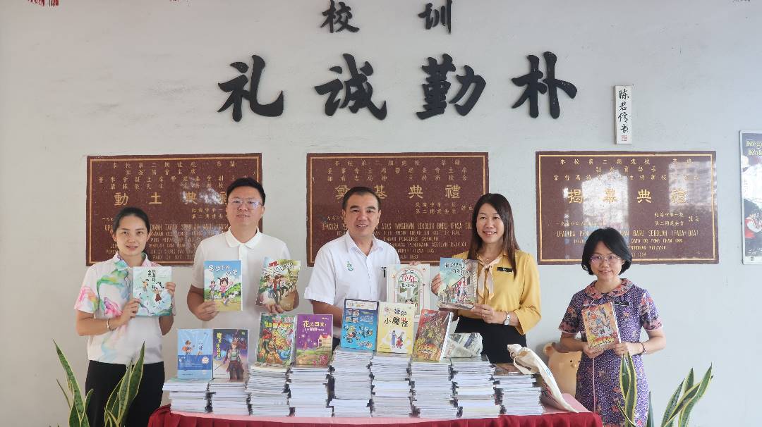 (大北馬)孫意志撥出1萬5000令吉添購各類書籍,分捐選區內4所華小。