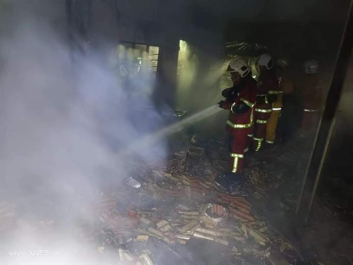 (大北马)独居老翁点蚊香驱蚊,疑窗帘触及蚊香引发火患