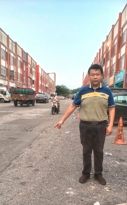 (大都会)居民和店铺业者投诉铺路工程/3图