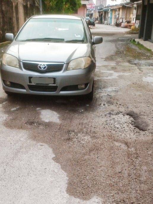 (大都会)居民和店铺业者投诉铺路工程/3图