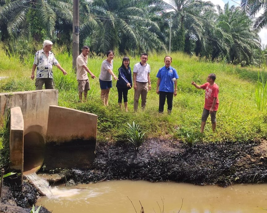 (已签发)柔:广西村河水又被污染 雨后满是油迹柴油味