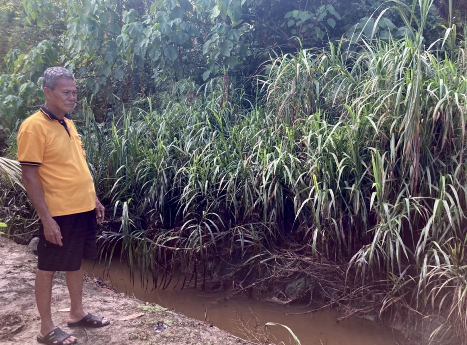 (已签发)柔:广西村河水又被污染 雨后满是油迹柴油味