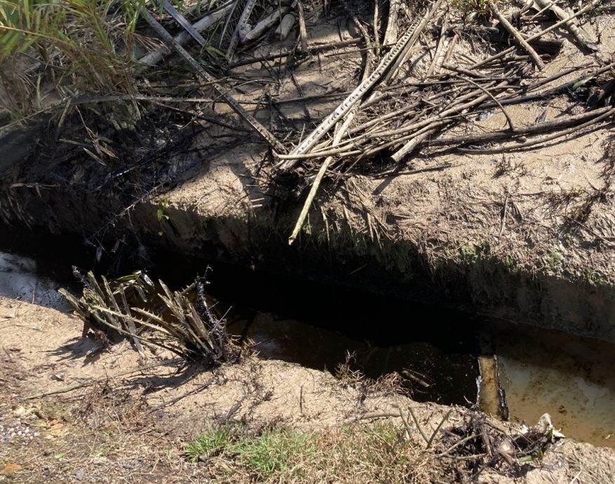 (已签发)柔:广西村河水又被污染 雨后满是油迹柴油味