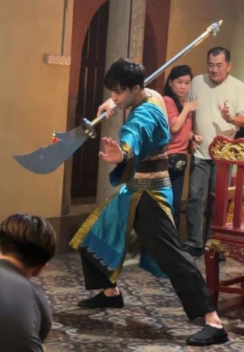 (已签发)柔:狮城二三事头条:首当电影男一 宗子杰当流氓驱魔师耍关刀
