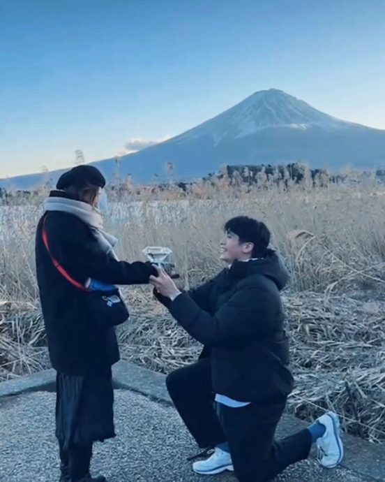(已签发)柔:狮城二三事:29岁朱哲伟年底娶交往10年女友 富士山前浪漫求婚
