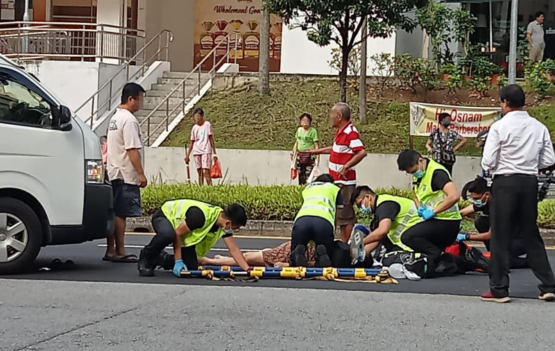 (已签发)柔:狮城二三事:七旬妇过马路遭校巴撞昏迷 52岁司机被捕