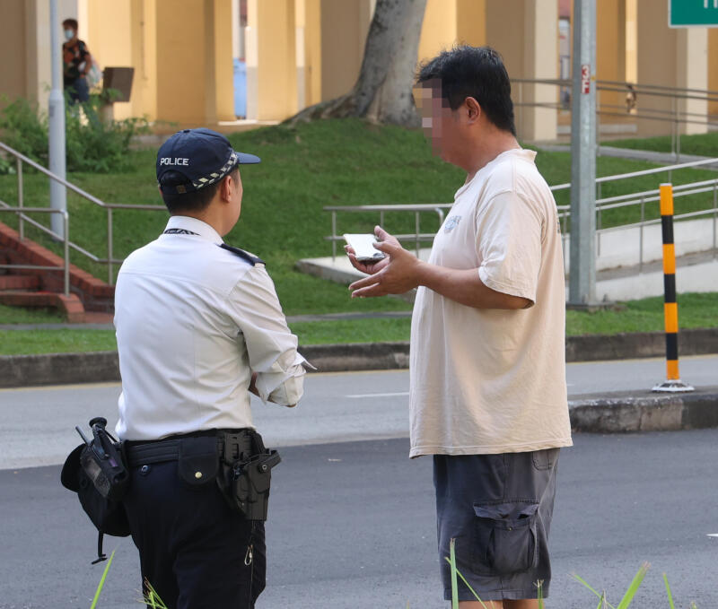 (已签发)柔:狮城二三事:七旬妇过马路遭校巴撞昏迷 52岁司机被捕