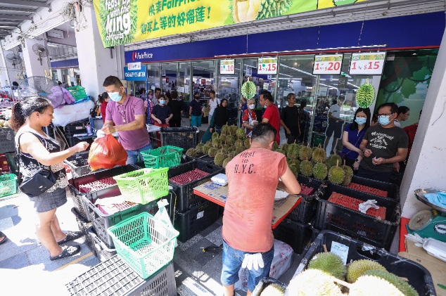(已签发)柔:狮城二三事:今年榴梿庆丰收 狮城超市大促销引抢购潮