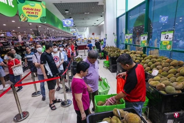 (已签发)柔:狮城二三事:今年榴梿庆丰收 狮城超市大促销引抢购潮
