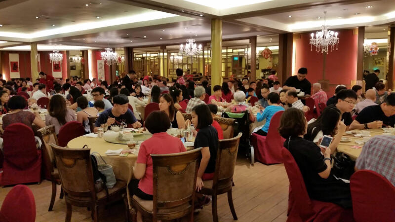 (已签发)柔:狮城二三事:假期出国潮且冠病病例不少 父亲节餐馆预订热不起