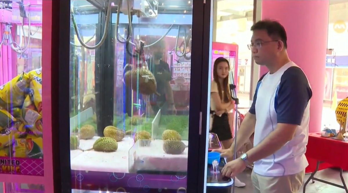 (已签发)柔:狮城二三事:夹娃娃机搭上榴梿热潮 狮城商场夜市推出夹榴梿机