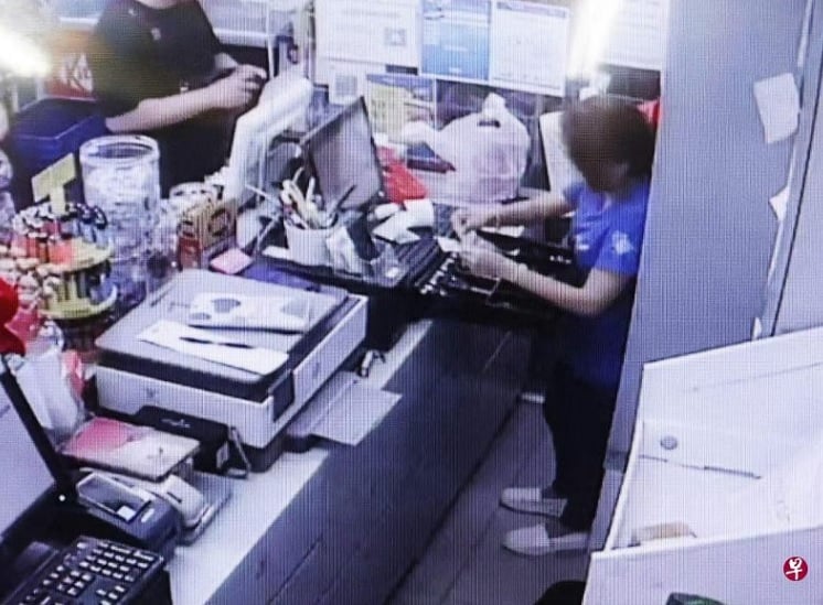 (已签发)柔:狮城二三事:女员工“贼喊抓贼” 老板心冷顶让超市