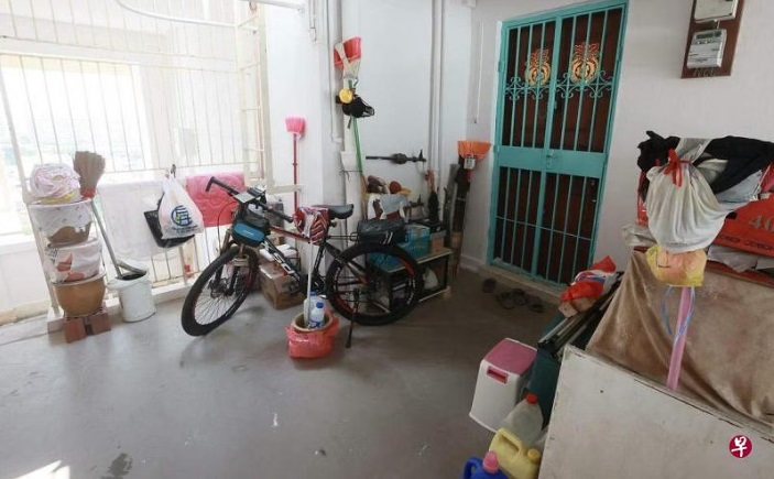 (已签发)柔:狮城二三事:女邻居门前摆扫把内衣裤阵 男子申诉被骚扰走霉运