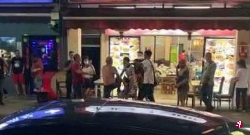 (已签发)柔:狮城二三事:德士叔揍2路人 抢女子手机摔地