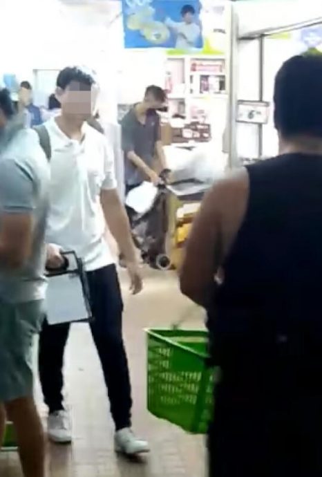 (已签发)柔:狮城二三事:美世界中心“募捐党”出没 纠缠公众捐10新元吓跑顾客
