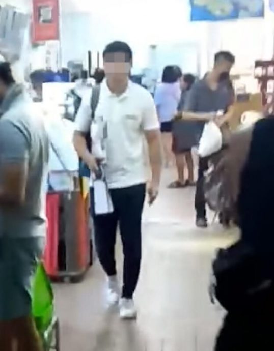 (已签发)柔:狮城二三事:美世界中心“募捐党”出没 纠缠公众捐10新元吓跑顾客