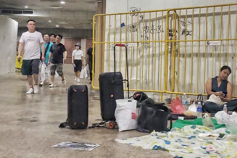 (已签发)柔:狮城二三事:逾百女佣客工 滨海地下道群聚