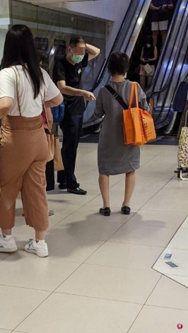 (已签发)柔:狮城二三事:餐饮店经理诉:怪叔纠缠食客 指食物不正宗