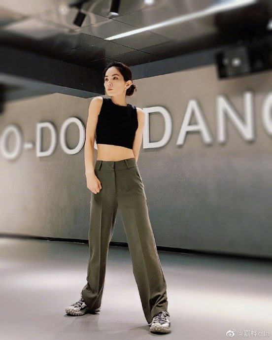 Ella表演后空翻 粉丝自愧不如:好厉害