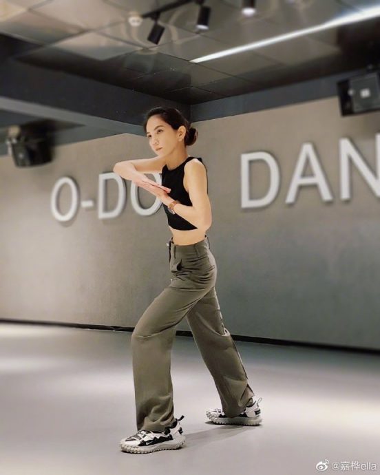 Ella表演后空翻 粉丝自愧不如:好厉害