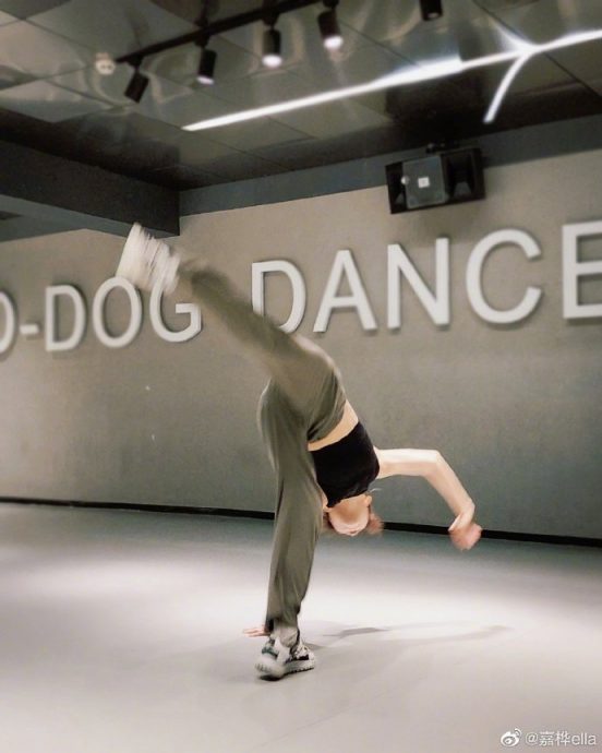 Ella表演后空翻 粉丝自愧不如:好厉害